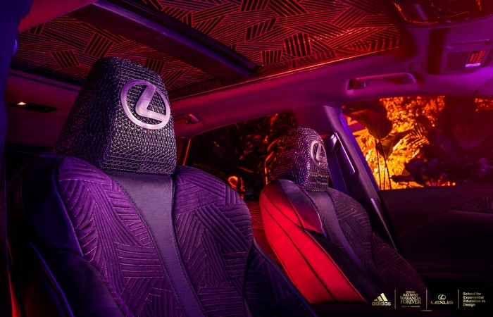 Mobil Lexus RX 500h Edisi Wakanda Forever.