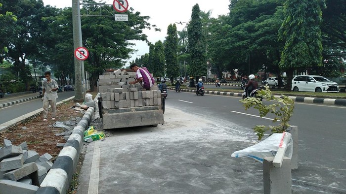 Mobil Pikap Muatan Habel Terbalik di Cibinong