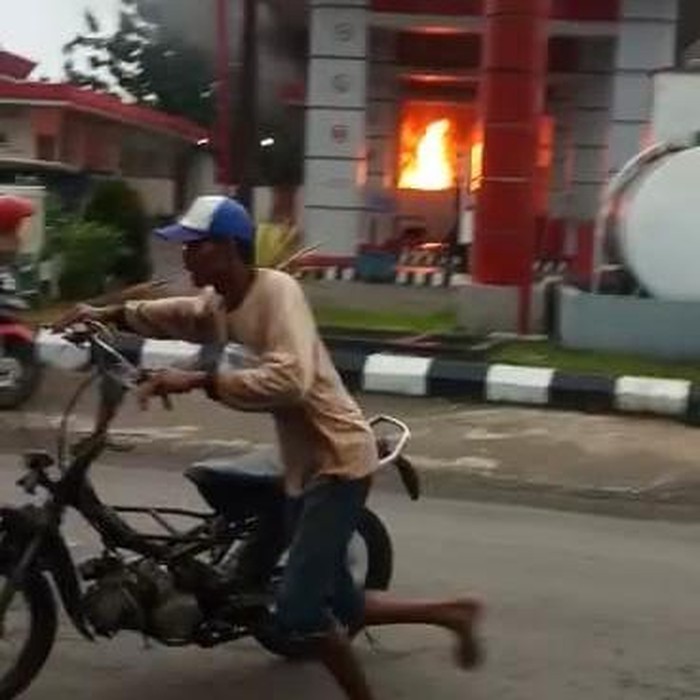 Mobil terbakar di SPBU Sukoharjo, Rabu (16/11/2022).