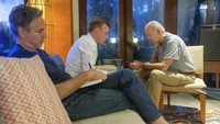 Momen unik berikutnya adalah ketika Presiden Amerika Serikat (AS) Joe Biden mengunggah foto dirinya saat sedang berbicara via telepon dengan Presiden Polandia Andrzej Duda pada Rabu (16/11) pagi waktu setempat. Biden terlihat berpenampilan santai dengan kaus. Adam Schultz/The White House/AP Photo 