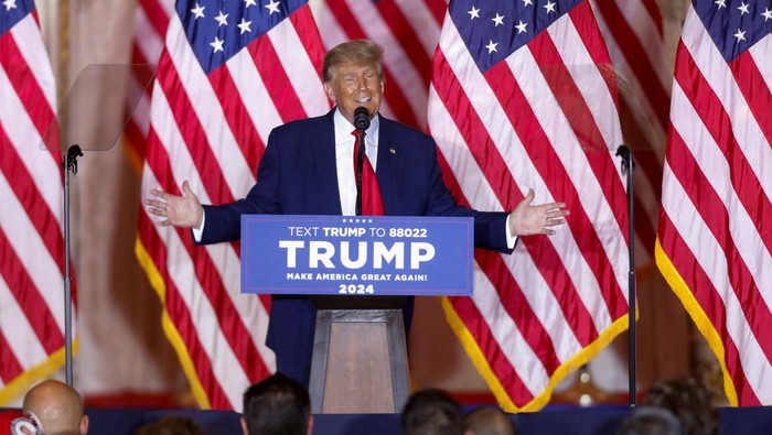 Momen Donald Trump Umumkan Siap Nyapres Lagi di 2024 Former U.S. President Donald Trump makes an announcement of his plans to run for president in the 2024 U.S. presidential election at his Mar-a-Lago estate in Palm Beach, Florida, U.S. November 15, 2022. REUTERS/Octavio Jones