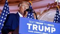 Beberapa saat sebelum mengumumkan pencalonannya sebagai presiden Amerika Serikat, Trump telah mengajukan dokumen resmi 2024 kepada otoritas pemilu AS. Trump, yang kalah dalam pilpres 2020 dari Joe Biden setelah dimakzulkan dua kali oleh Dewan Perwakilan Rakyat, mengumumkan pencapresan dirinya dengan beberapa potensi hambatan. Reuters/Jonathan Ernst
