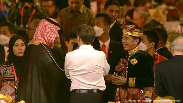 Momen hangat Presiden Jokowi berbincang dengan Presiden Prancis Emmanuel Macron dan PM Arab Saudi Mohammed bin Salman (MBS) selepas acara Welcoming Dinner KTT G20 Bali