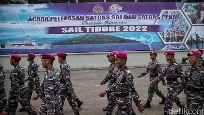 Acara pelepasan pasukan TNI AL Sail Tidore digelar di Pelabuhan JICT 2 Tanjung Priok. Tujuannya untuk mendongkrak popularitas wisata di Tidore, Maluku Utara.