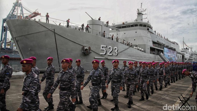 Momen Pelepasan pasukan TNI AL Sail Tidore di Pelabuhan Tanjuk Priok Acara pelepasan pasukan TNI AL Sail Tidore digelar di Pelabuhan JICT 2 Tanjung Priok. Tujuannya untuk mendongkrak popularitas wisata di Tidore, Maluku Utara.