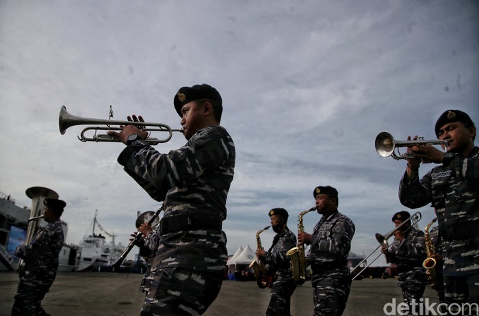 Acara pelepasan pasukan TNI AL Sail Tidore digelar di Pelabuhan JICT 2 Tanjung Priok. Tujuannya untuk mendongkrak popularitas wisata di Tidore, Maluku Utara.
