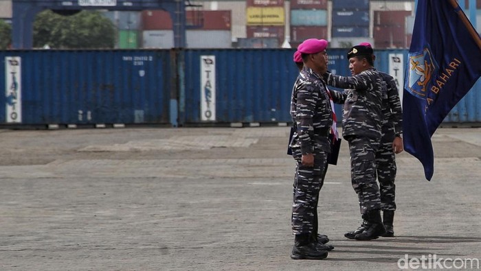 Momen Pelepasan pasukan TNI AL Sail Tidore di Pelabuhan Tanjuk Priok Acara pelepasan pasukan TNI AL Sail Tidore digelar di Pelabuhan JICT 2 Tanjung Priok. Tujuannya untuk mendongkrak popularitas wisata di Tidore, Maluku Utara.