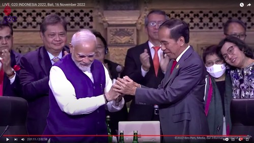 Momen Sri Mulyani Rangkul Menlu Retno di Penutupan KTT G20