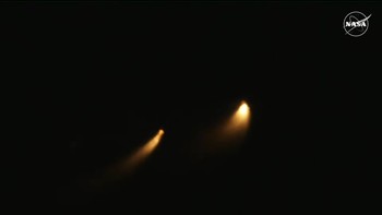 Sesaat setelah dua side booster roket SLS melepaskan diri dari core stage-nya. Setelah sekitar delapan menit mengudara, core stage roket SLS juga melepaskan diri dan membiarkan mesin upper stage untuk membawa kapsul Orion ke orbit. Foto: Screenshot/YouTube NASA