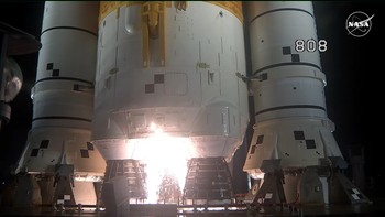 Peluncuran ini sempat diwarnai beberapa masalah teknis. Sekitar pukul 1.47 waktu setempat, mesin-mesin roket SLS mulai dinyalakan. Foto: Screenshot/YouTube NASA