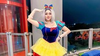 Lalu Olivia Noor coba-coba jadi host dan ternyata disambut banyak tawaran. (Foto: dok Instagram)