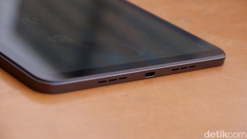Menyandang kata Air untuk menggambarkan bahwa tablet ini tipis dan ringan. Body Oppo Pad Air punya ketebalan 6,94 mm dan bobot 440 gram.Foto: Adi Fida Rahman/detikINET