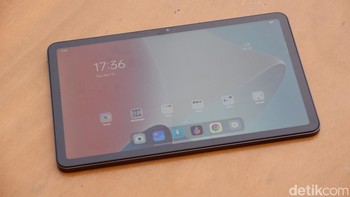 Oppo Pad Air menyajikan layar 10,36 inch dengan resolusi 2K (2.000 x 1.200 pixel). Bezelnya dibuat sedikit tipis yang membuat rasio screen to body mencapai 83,5%, serta diberikan fitur perlindungan mata. Foto: Adi Fida Rahman/detikINET