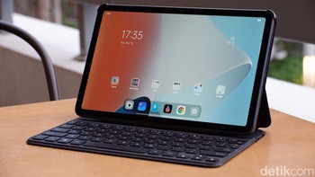 Oppo Pad Air bisa dipasang aksesori case keyboard. Di Chin, tablet ini dijual Rp 3 juta, kira-kira berapa di Indonesia ya? Foto: Adi Fida Rahman/detikINET
