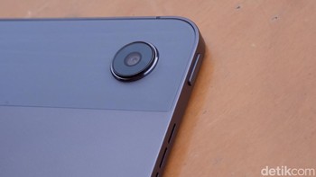 Ada kamera 8 MP terpasang di bagian belakangnya, sedangkan di bagian depan ada kamera 5 MP. Foto: Adi Fida Rahman/detikINET