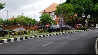 Pada pukul 14.14 Wita tampak iring-iringan mobil kepresidenan Joe Biden, dengan pengawalan ketat mobil kepresidenan The Beast di depan Terminal VVIP Bandara Ngurah Rai Bali. Foto: Triwidiyanti/detikBali