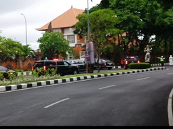 Pada pukul 14.14 Wita tampak iring-iringan mobil kepresidenan Joe Biden, dengan pengawalan ketat mobil kepresidenan The Beast di depan Terminal VVIP Bandara Ngurah Rai Bali. Foto: Triwidiyanti/detikBali