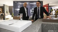 Managing Director Roca Indonesia Alberto Gonzalez dan Head of Marketing & Customer Care Roca Indonesia Fauzan Romdhon menunjukkan produk-produk yang dipamerkan di IndoBuildTech Expo 2022.