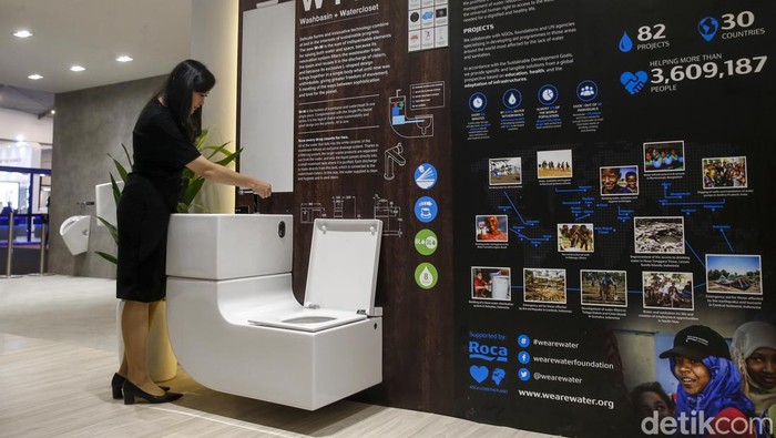 Sejumlah pengunjung melihat berbagai macam stand di IndoBuildTech Expo yang berlangsung di ICE BSD, Tangerang, Rabu (16/11/2022). Untuk ke-21 kalinya IndoBuildTech Expo kembali digelar. IndoBuildTech Expo merupakan pameran terbesar building material, interior dan arsitektur di Indonesia.