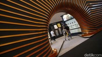 Pengunjung melihat produk-produk yang dipamerkan di IndoBuildTech Expo, Rabu (16/11/2022).