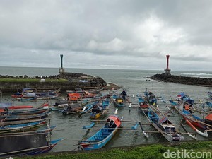 Menikmati Keindahan Pantai Pamayangsari Tasikmalaya