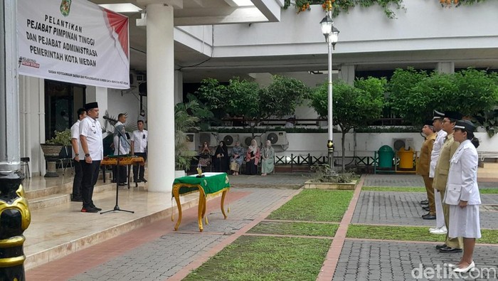 Wali Kota Medan Bobby Nasution saat melantik sejumlah pejabat di Balai Kota. (Nizar Aldi/detikSumut)