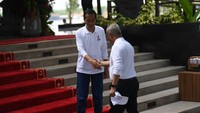 Presiden Joko Widodo (kiri) menyambut Direktur Jenderal WHO Tedros Adhanom Ghebreyesus saat mengunjungi persemaian dan pembibitan pohon mangrove dalam rangkaian kegiatan hari kedua KTT G20 di Taman Hutan Raya (Tahura) Ngurah Rai, Denpasar, Bali, Rabu (16/11/2022). ANTARA FOTO/Media Center G20 Indonesia/Aditya Pradana Putra.