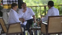 Presiden Joko Widodo (kanan) didampingi Menko Kemaritiman dan Investasi Luhut Pandjaitan (tengah) berbincang dengan Managing Director IMF Kristalina Georgieva (kiri) di ruang tunggu lokasi penanaman pohon mangrove di Taman Hutan Raya (Tahura) Ngurah Rai. ANTARA FOTO/Media Center G20 Indonesia/Galih Pradipta.