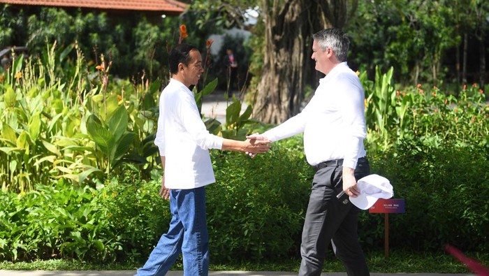 Pemimpin Negara G20 Kunjungi Tahura Ngurah Rai Presiden Joko Widodo (kanan) didampingi Menko Kemaritiman dan Investasi Luhut Pandjaitan (tengah) berbincang dengan Managing Director IMF Kristalina Georgieva (kiri) di ruang tunggu lokasi penanaman pohon mangrove di Taman Hutan Raya (Tahura) Ngurah Rai pada hari kedua KTT G20 Indonesia di Denpasar, Bali,Rabu (16/11/2022). ANTARA FOTO/Media Center G20 Indonesia/Galih Pradipta/wsj.