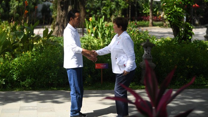 Presiden Joko Widodo (kanan) didampingi Menko Kemaritiman dan Investasi Luhut Pandjaitan (tengah) berbincang dengan Managing Director IMF Kristalina Georgieva (kiri) di ruang tunggu lokasi penanaman pohon mangrove di Taman Hutan Raya (Tahura) Ngurah Rai pada hari kedua KTT G20 Indonesia di Denpasar, Bali,Rabu (16/11/2022). ANTARA FOTO/Media Center G20 Indonesia/Galih Pradipta/wsj.