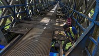 Pekerja memperbaiki jembatan Cirahong yang berlokasi di Panyingkiran, Kabupaten Ciamis, Jawa Barat, Rabu (16/11/2022). Jembatan Cirahong ini merupakan peninggalan masa pemerintahan Belanda tahun 1893.