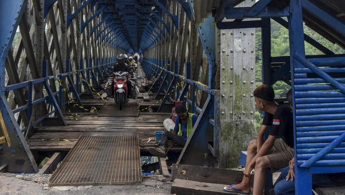 Penampakan Jembatan Cirahong yang Diperbaiki Kendaraan bermotor melewati jembatan Cirahong peninggalan masa pemerintahan Belanda tahun 1893 yang sedang diperbaiki di Panyingkiran, Kabupaten Ciamis, Jawa Barat, Rabu (16/11/2022). Perbaikan dan perawatan jembatan itu dilakukan untuk menjamin keselamatan perjalanan kereta api dan masih difungsikan untuk perlintasan kendaraan bermotor serta perlintasan kereta api di bagian atasnya. ANTARA FOTO/Adeng Bustomi/foc.