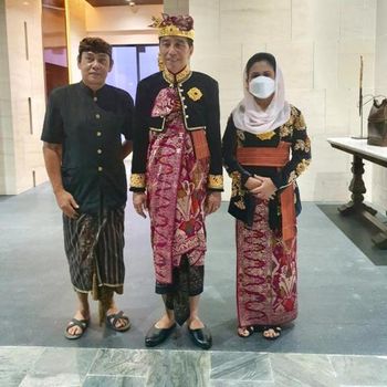 Penata busana, A A Ngurah Anom Mayun Konta Tenaya ketika berfoto bersama Presiden Jokowi dan Ibu Negara Iriana, Selasa (15/11/2022) malam.