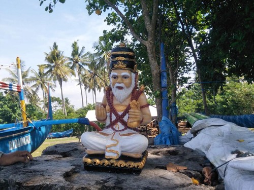 Penemuan patung misterius mirip sulinggih di pesisir Pantai Perancak, Desa Perancak, Kecamatan Jembrana, Kabupaten Jembrana, Rabu (16/11/2022) Jembrana, Bali, Rabu (16/11/2022). (I Putu Adi Budiatrawan/detikBali).
