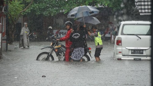 Pengendara terjebak banjir di wilayah Bualu, Nusa Dua, Badung, Bali, Rabu (16/11/2022).