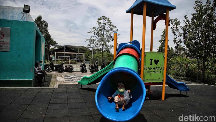 Penyerahan Bantuan untuk Revitalisasi RPTRA Rorotan Indah Ramesh Divyanathan, President Director BMW Group Indonesia, Pritawati, Finance Director Save the Children Indonesia dan Jodie O'tania, Director of Communications BMW Group Indonesia melakukan penyerahan bantuan revitalisasi RPTRA Rorotan Indah, Rorotan, Jakarta Utara, Rabu (16/11/2022).