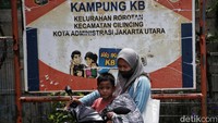 Di area RPTRA juga terdapat Kampung KB. Tampak plang Kampung KB di area RPTRA yang sudah mulai kotor dan kusam.