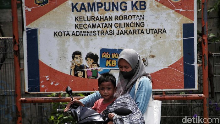 Penyerahan Bantuan untuk Revitalisasi RPTRA Rorotan Indah Ramesh Divyanathan, President Director BMW Group Indonesia, Pritawati, Finance Director Save the Children Indonesia dan Jodie O'tania, Director of Communications BMW Group Indonesia melakukan penyerahan bantuan revitalisasi RPTRA Rorotan Indah, Rorotan, Jakarta Utara, Rabu (16/11/2022).