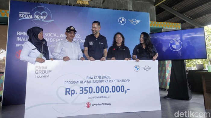 Ramesh Divyanathan, President Director BMW Group Indonesia, Pritawati, Finance Director Save the Children Indonesia dan Jodie O'tania, Director of Communications BMW Group Indonesia melakukan penyerahan bantuan revitalisasi RPTRA Rorotan Indah, Rorotan, Jakarta Utara, Rabu (16/11/2022).
