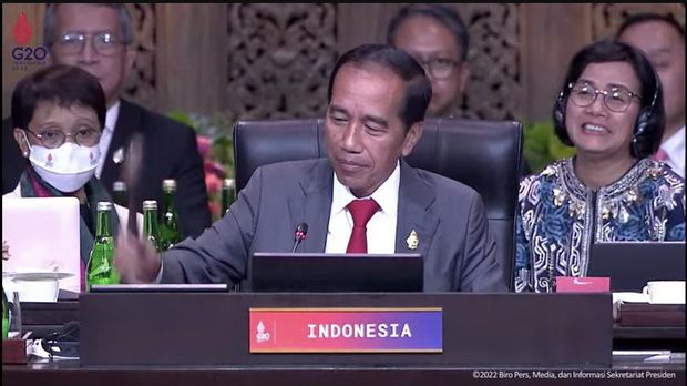 Penyerahan Palu Konferensi Tingkat Tinggi Dari Presiden Jokowi Dodo Kepada Delegasi India. (Tangkapan Layar Youtube Sekretariat Presiden)