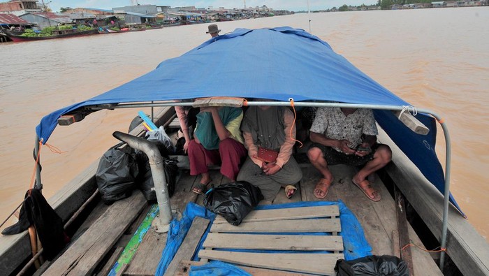 Perahu Motor Jadi Transportasi Andalan Warga Jambi Warga menaiki perahu motor menyeberangi Sungai Batanghari dari Nipah Panjang 1 menuju Sungai Jeruk di Tanjungjabung Timur, Jambi, Selasa (15/11/2022). Perahu motor yang melayani penyeberangan orang dan sepeda motor dengan tarif Rp20 ribu per unit itu merupakan satu-satunya akses terdekat warga Kecamatan Sadu di Pantai Timur Jambi dan sebagian desa di Kecamatan Nipah Panjang menuju pusat pemerintahan Kabupaten Tanjungjabung Timur. ANTARA FOTO/Wahdi Septiawan/nz.