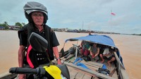 Perahu motor ini melayani penyeberangan orang dan sepeda motor dengan tarif Rp 20 ribu per unit.