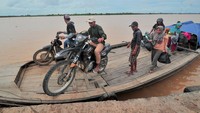 Warga bersiap meninggalkan dermaga usai menyeberangi Sungai Batanghari menggunakan perahu motor dari Nipah Panjang 1 menuju Sungai Jeruk di Tanjungjabung Timur, Jambi, Selasa (15/11/2022).