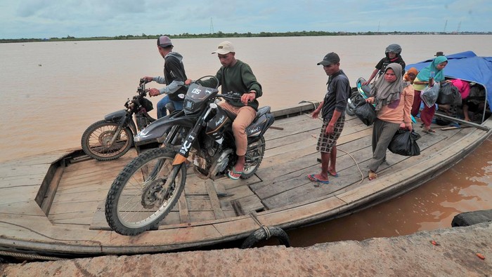 Perahu Motor Jadi Transportasi Andalan Warga Jambi Warga menaiki perahu motor menyeberangi Sungai Batanghari dari Nipah Panjang 1 menuju Sungai Jeruk di Tanjungjabung Timur, Jambi, Selasa (15/11/2022). Perahu motor yang melayani penyeberangan orang dan sepeda motor dengan tarif Rp20 ribu per unit itu merupakan satu-satunya akses terdekat warga Kecamatan Sadu di Pantai Timur Jambi dan sebagian desa di Kecamatan Nipah Panjang menuju pusat pemerintahan Kabupaten Tanjungjabung Timur. ANTARA FOTO/Wahdi Septiawan/nz.