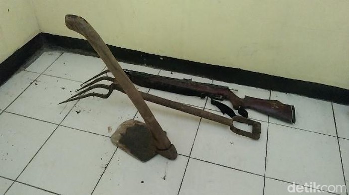 Peralatan yang dipakai Musa untuk membunuh ayahnya.