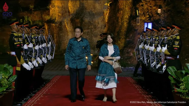 Istri Perdana Menteri Jepang Yuko Kishida memakai selendang tenun Endek Bali warna hijau toska di atas gaun putih yang dikenakannya. Selendangnya selaras dengan kemeja yang dikenakan Perdana Menteri Jepang Fumio Kishida. Foto: Tangkapan Layar YouTube/Sekretariat Presiden
