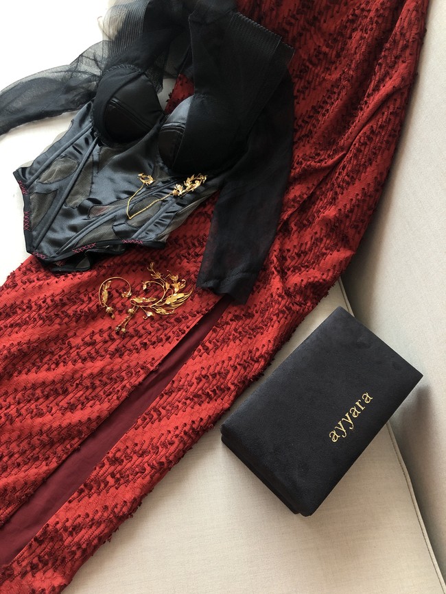 Berbekal sneak peek itu, Imelda akhirnya mendapat gambaran apa yang ingin buat. Aku pikir kita masukin unsur tradisional dengan kebaya tapi tidak terlalu etnik. Aku penginnya tetap terlihat badass ala superhero, ada unsur maskulin dan tangguh, kata Imelda yang sudah beberapa kali menangani gaya Pevita. (Foto: Dok. Pribadi)