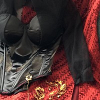 Alih-alih batik, pilihan jatuh ke kain tenun bulu khas Garut. Selain teksturnya yang menarik, warna merah yang mencolok merepresentasikan tema warna film Sri Asih. Foto: Dok. Pribadi