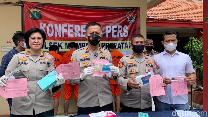 Polisi menangkap 4 komplotan pencuri di rumah kosong di Mampang Prapatan, Jaksel.
