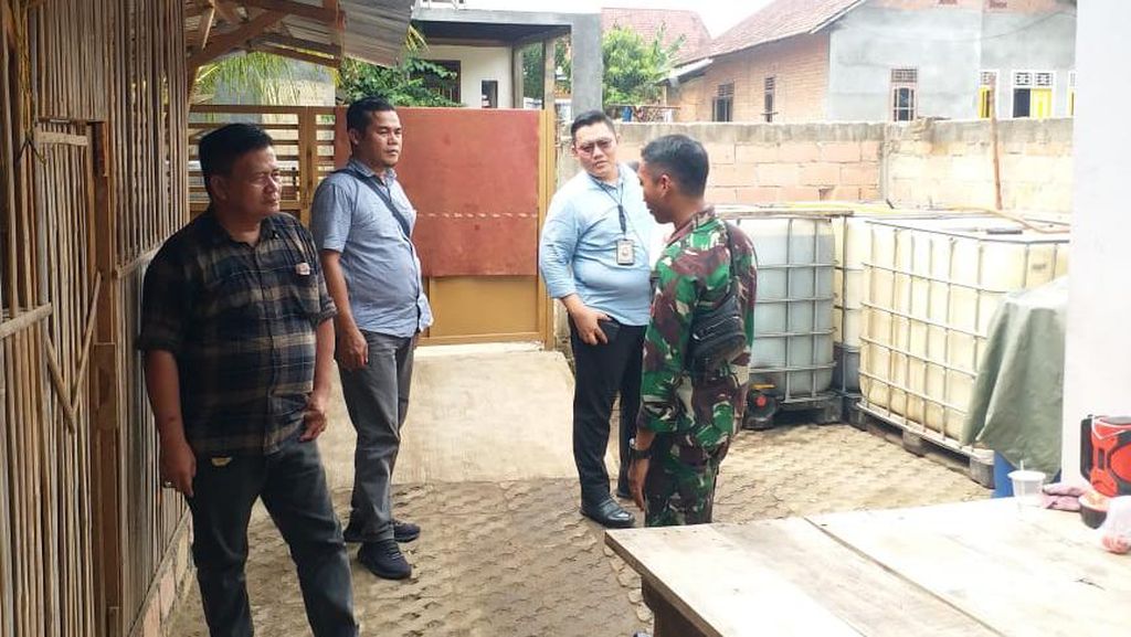 Polisi Gerebek Gudang BBM Ilegal di Banyuasin, Oknum TNI Ditangkap
